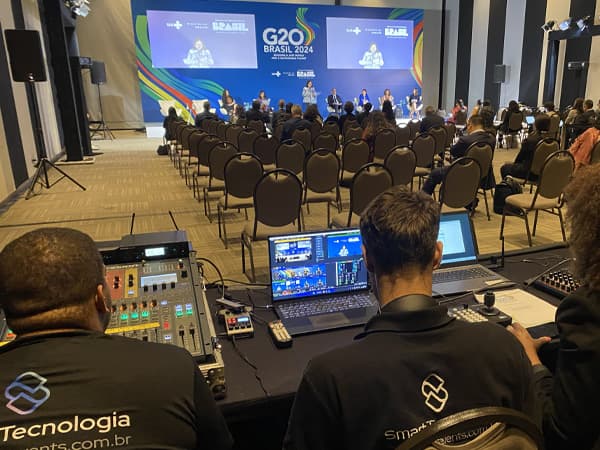 Direção técnica acompanhando câmeras e sinais de um evento corporativo