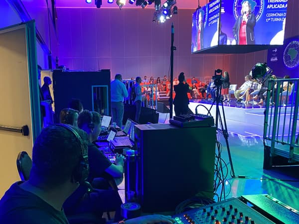 Equipe operando câmeras durante a filmagem de um evento