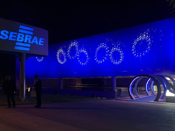 Iluminação cênica colorida criando impacto visual em um evento