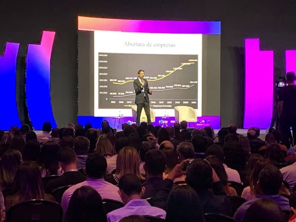 Painel de LED de grande formato instalado em um palco