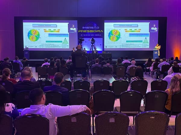 Projeção de alta definição em um auditório durante um evento